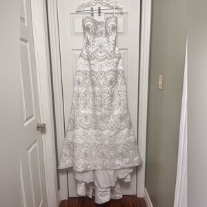 Sophia Tolli Wedding Dress. No size tag. It’s Small